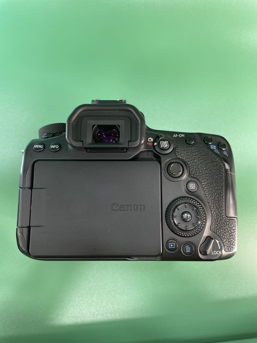 Canon 90D sotiladi 18-135mm obektiv bilan