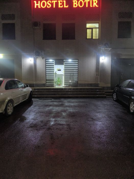 Hostel Botir Bahouddin ziyoratgohida yonida joylashgan