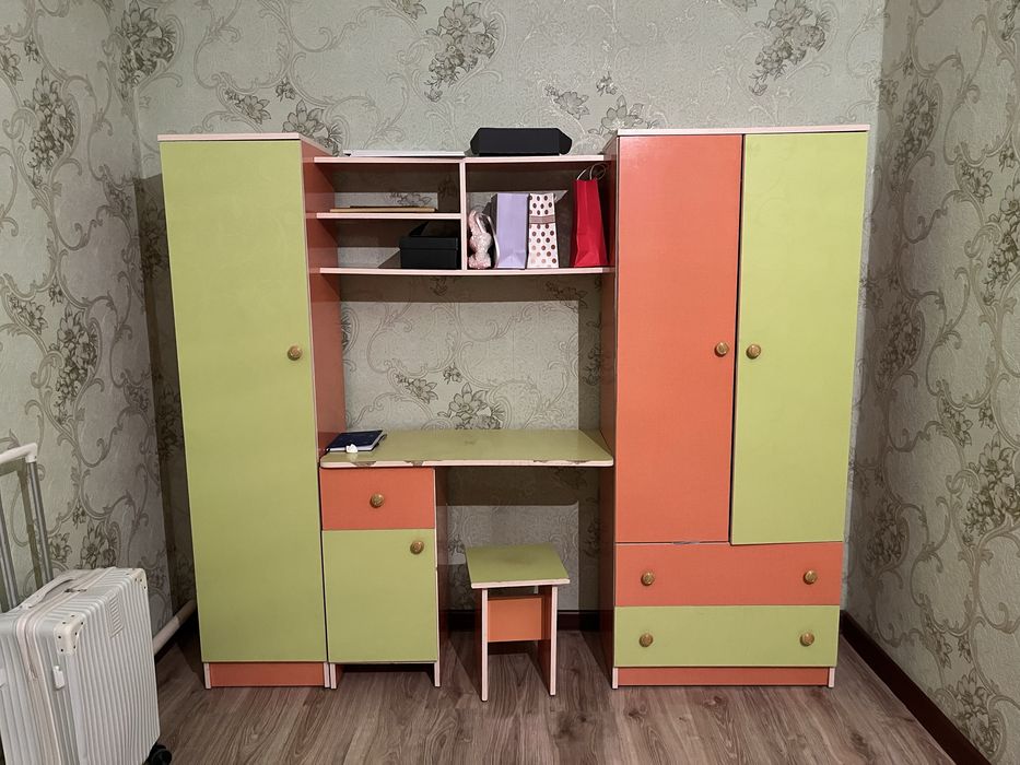 Шкаф и кровать для детской комнаты