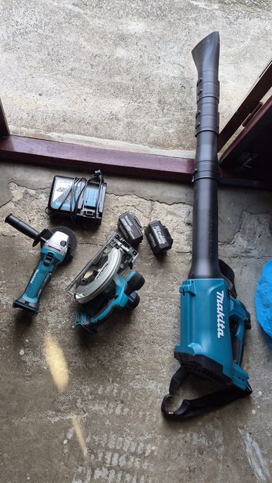 Set Makita cu baterii si incarcator