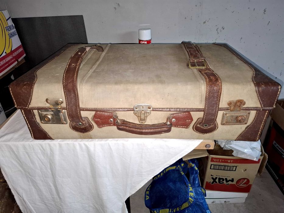 Много стари куфари