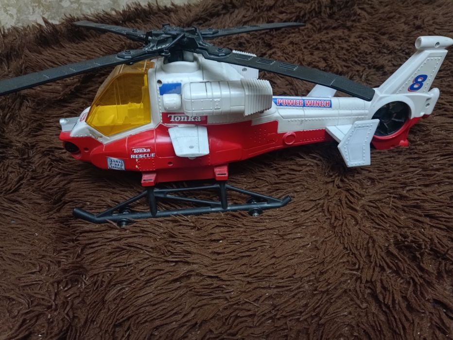 Вертолет с лебедкой и подъёмным стеклом на батарейках