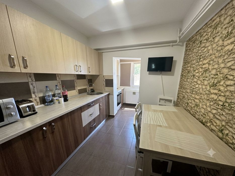 Închiriez apartament cu 3 camere