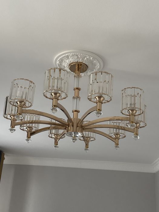 Продоется  подвесная люстра в стиле неоклассика.