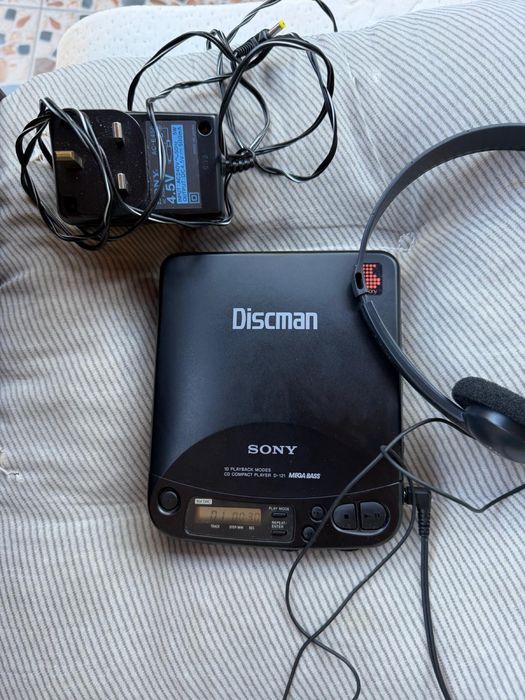 Sony D-121 Discman - Portable Mega Bass Compact Disc CD Playe