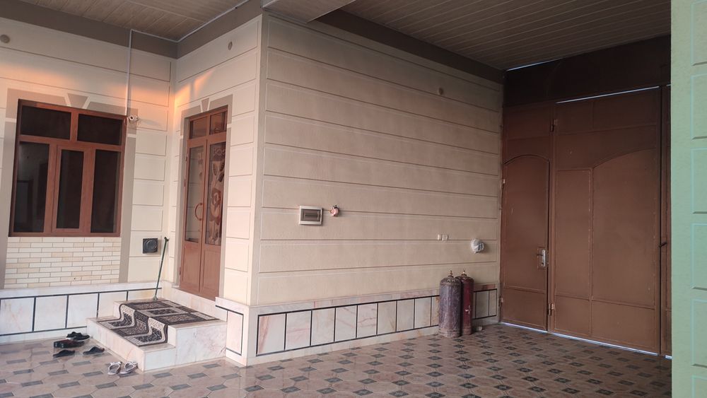 Ассаломалайкум 6 сотихли ховли сотилади тайёр узимиз яшаш учун курилга