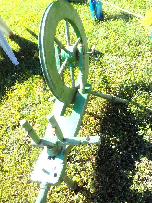 Чекрък за предене на вълна от 1937г,2 вретена и 4 бр.масури с размери