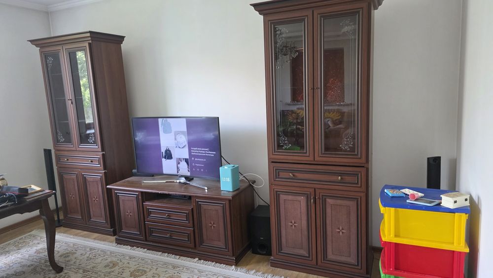 Продам тв. Тумбу и 2 шкафа