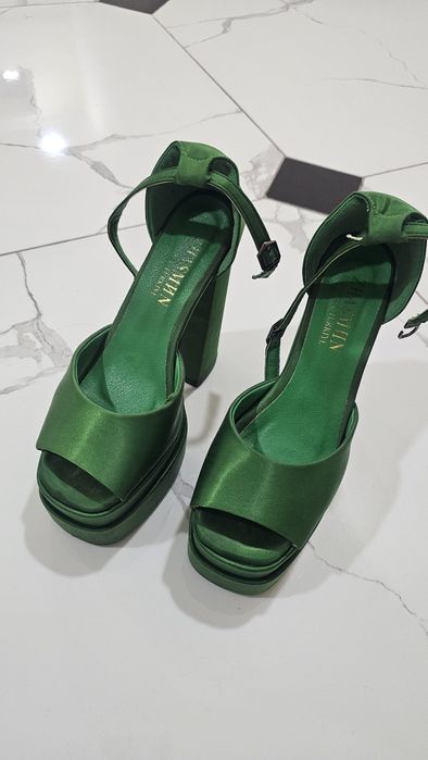 Женские босоножки