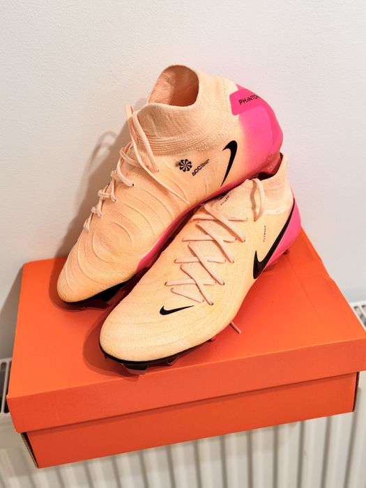 Nike Phantom Luna II Pro FG, професионални бутонки.