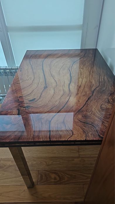Продаю стол гостевой /офисный. Очень элегнатного материала.
