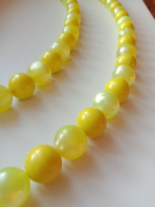 Массивные желтые бусы