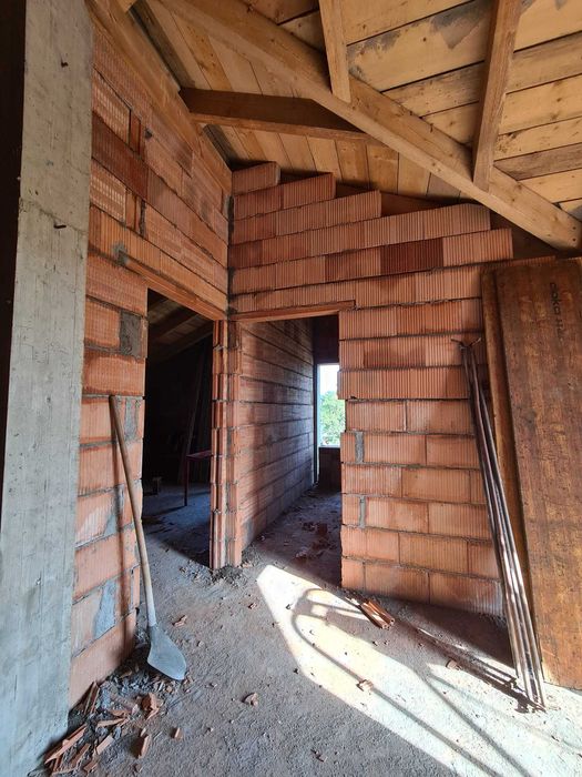 CASA IN ROSU in Batesti langa Faget