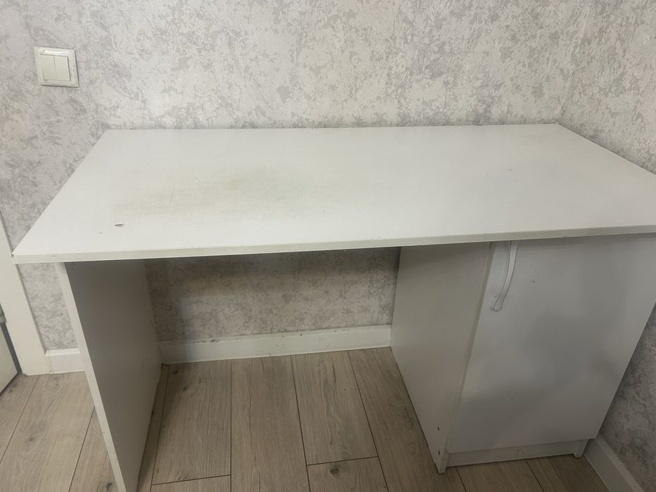 Стол белый со шкафчиком