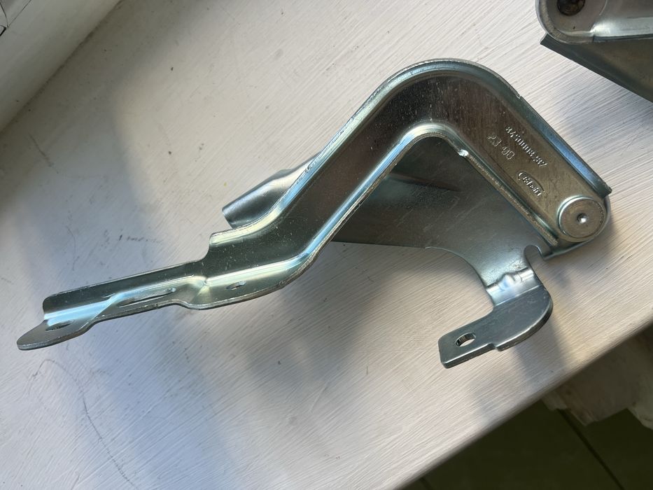 Петли капота Лада Веста