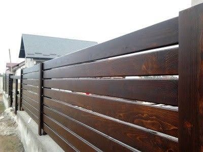 Executăm gard de plăci. beton  lemn