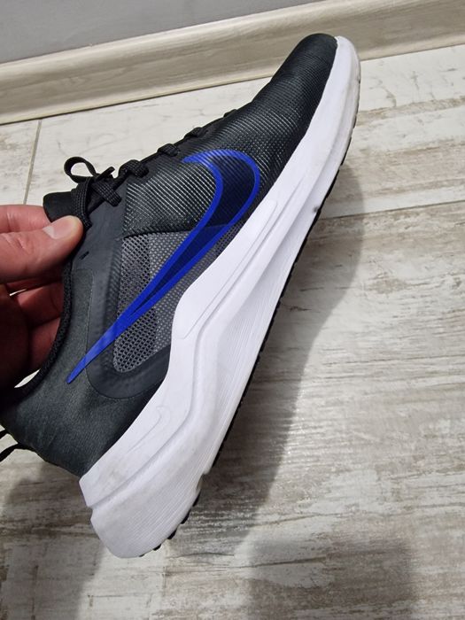 Vând adidași Nike