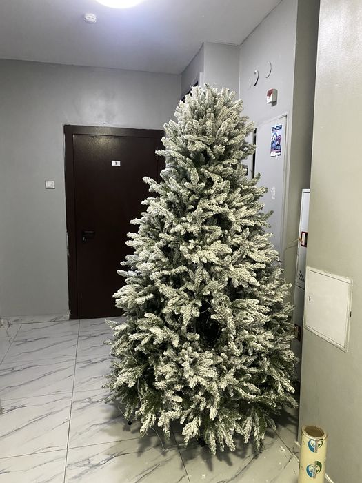 Продам ёлку с игрушками и гирляндой