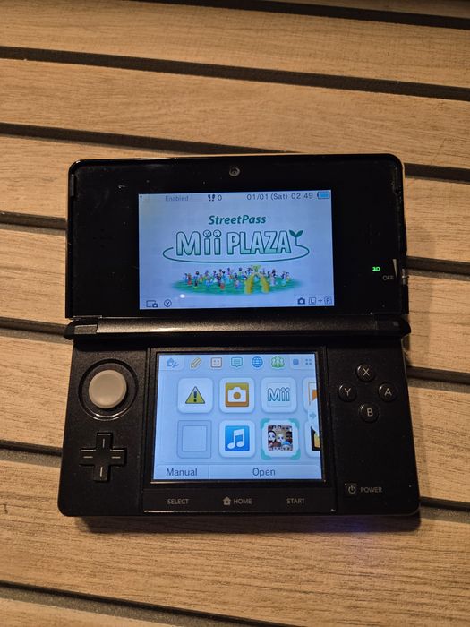 Consola Gaming de colectie Nintendo 3DS Original complet funcțional în stare foarte bună atât estetic cât și tehnic
