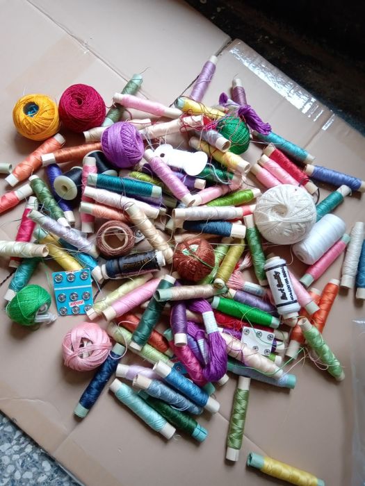 конци,макари цветове 2лв,голяма шишарка