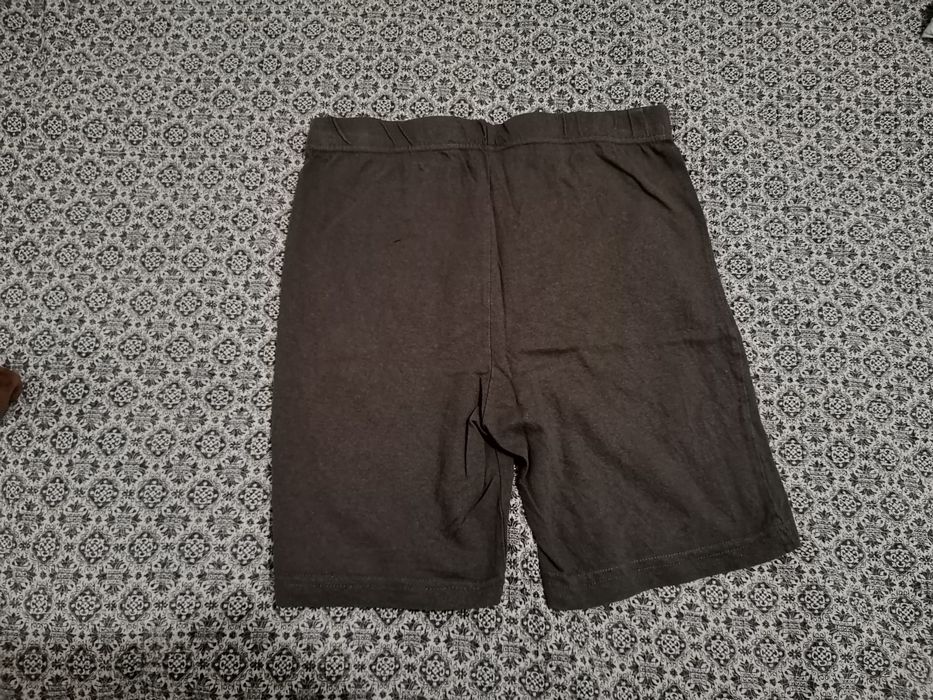 Tricouri XS și pantaloni 134-140