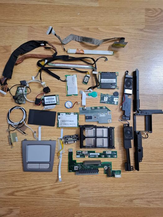 Diferite componente electronice Laptop pad, difuzoare, CD Player