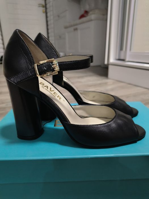 Продам босоножки Baver