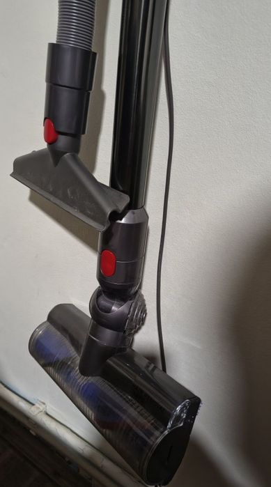 Dyson V8 2023 cu acumulator nou