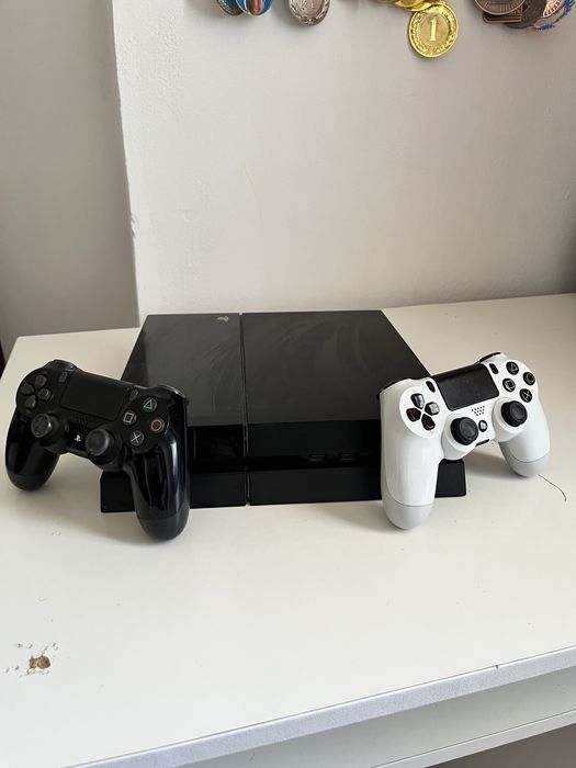 PS4 Fat 500 ГБ + 2 геймпада + игры
