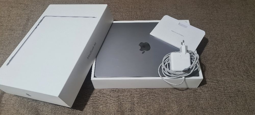 Macbook Air  M2 13" 16 gb ram/256 gb