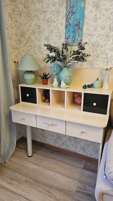 Продам косметический столик