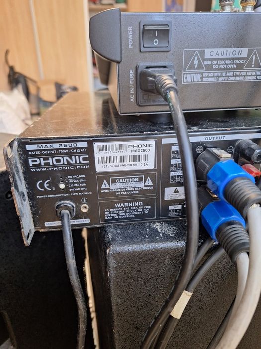 Vând boxe cu statie