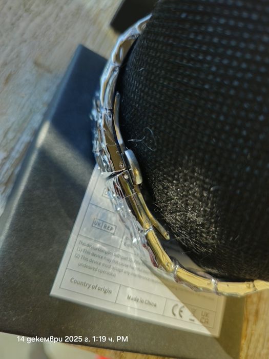 Часовник с цвят на сребро и черен циферблат