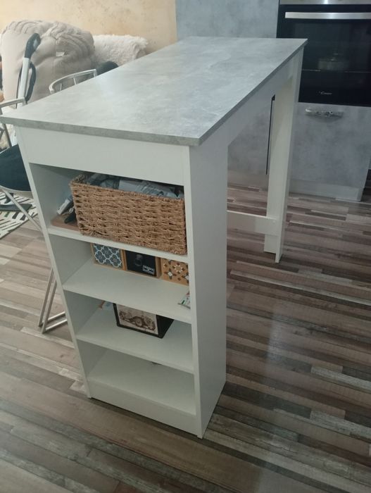 Кухненски комплект+ два бар стола.