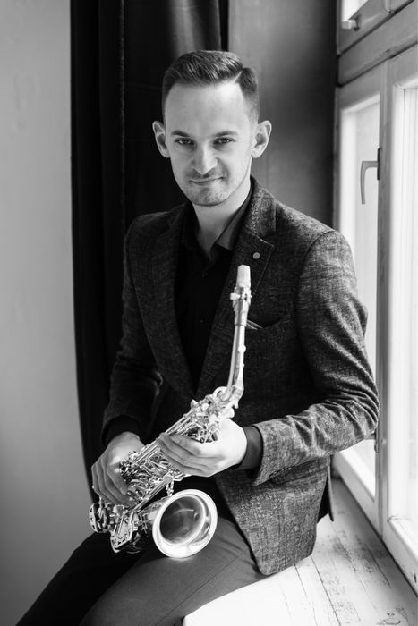 Саксофонист / живая музыка / музыкант