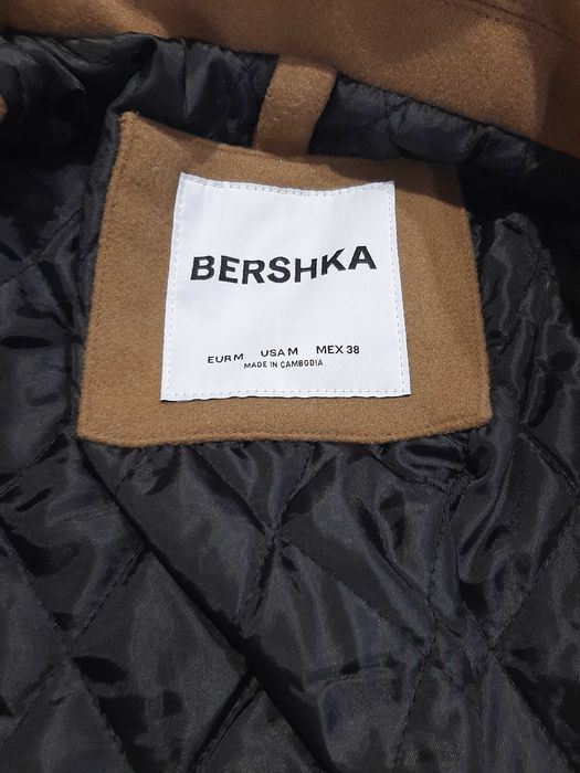 Чисто ново мъжко яке М размер на BERSHKA