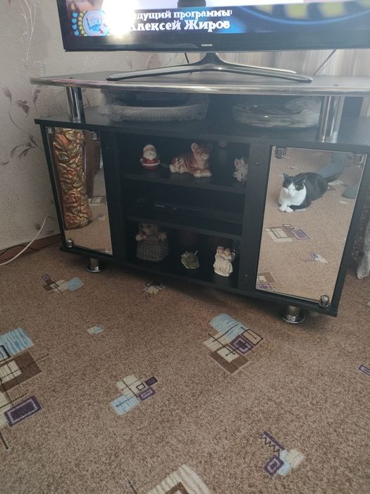 Продам тумбу под телевизор