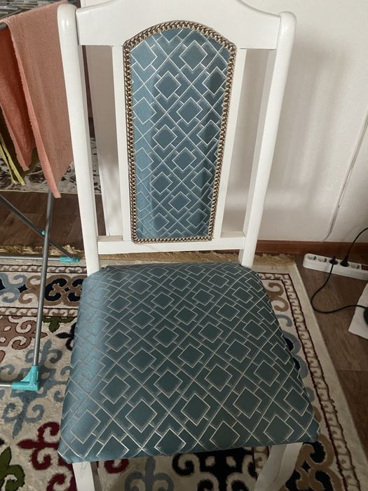 Куханая мебель, стол и 4 стула