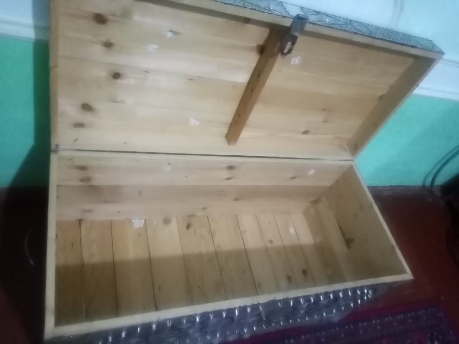 Срочно продаю два сундука в очень хорошем состоянии хорошом состоянии,