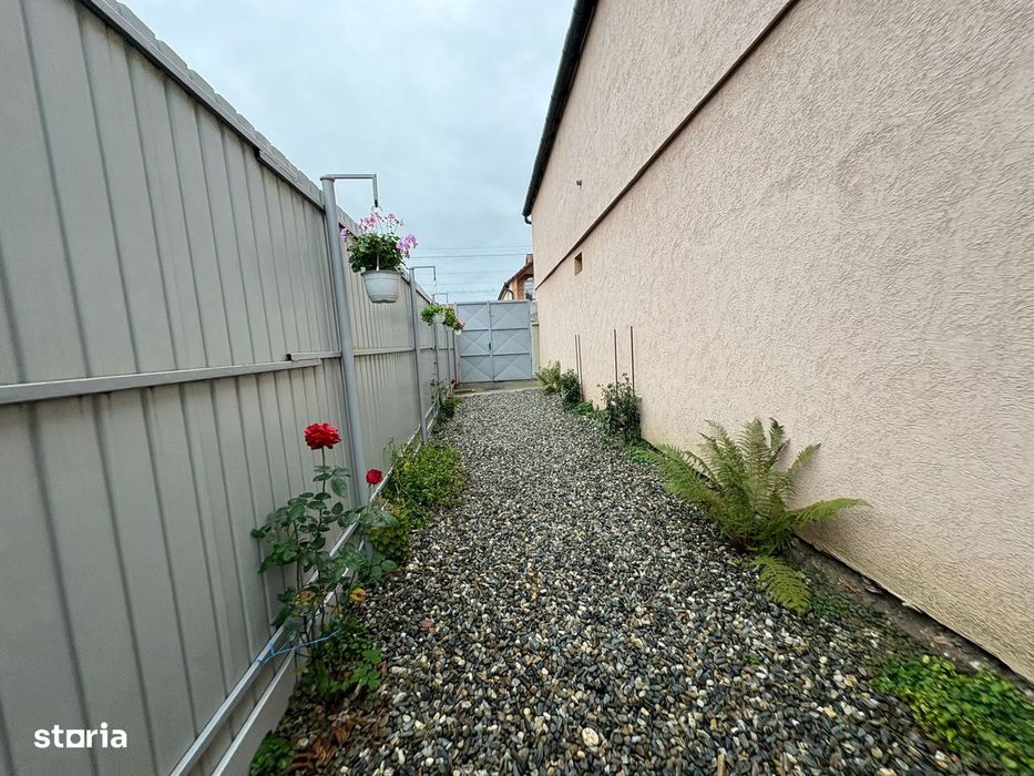 Apartament la casa cu 4 camere, balcon si curte - zona Lazaret