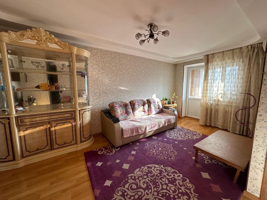 Сервант и диван в отличном состоянии