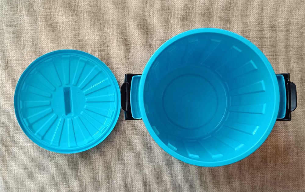 Кош с капак и заключващи механизми. Вместимост 7 литра. Нов.