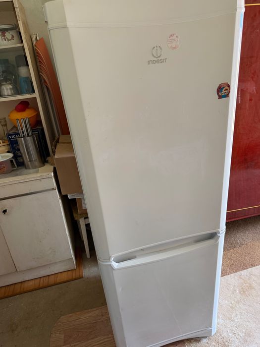 Продам холодильник indesit