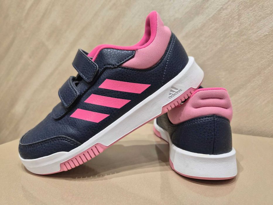 Продавам детски кецове Adidas