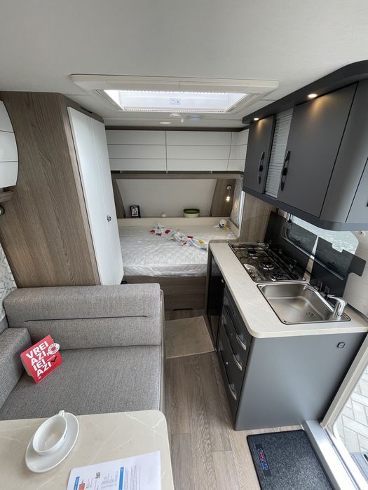 Rulotă nouă premium Hobby OnTour 390Sf pentru 4 persoane