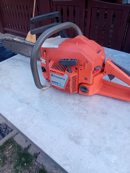 Vând drujba Husqvarna 254