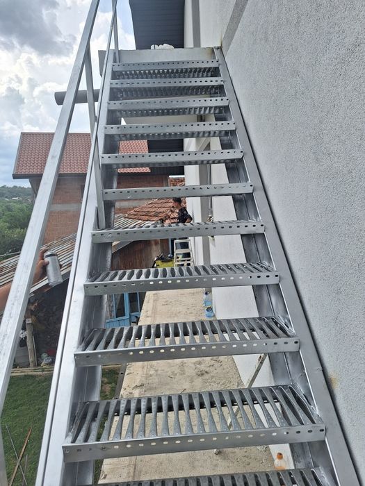 Vindem scări metalice zincate