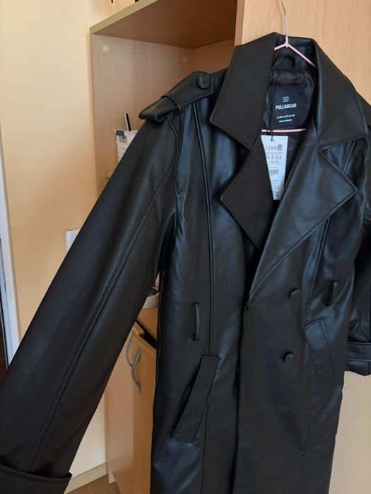 Черно кожено палто от PullBear