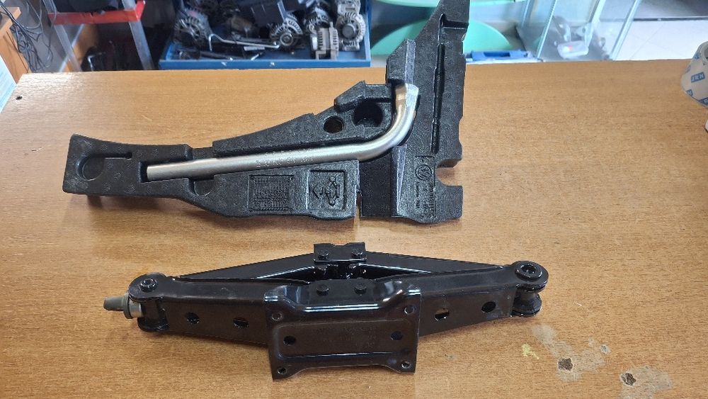 Cric cheie de roti Golf 7 Octavia Audi originale 2012+