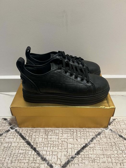 Черни маратонки на FENDI